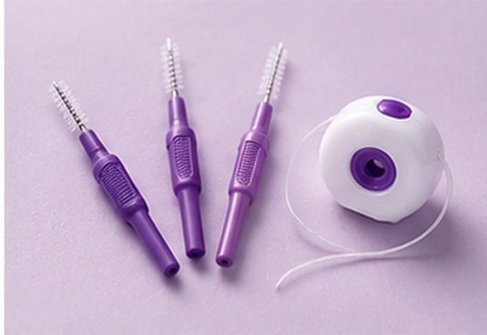 Interdentalbürsten und Zahnseide für die Zahnfleischpflege